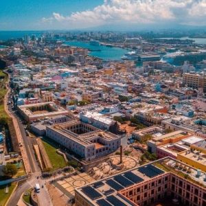Vista panorámica del Viejo San Juan y el Castillo San Felipe del Morro en Puerto Rico.