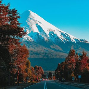 Vista del Lago Todos los Santos con el volcán Osorno en el sur de Chile.