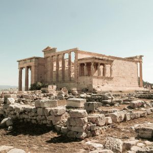 Collage creativo con controles remotos de televisión y arquitectura clásica de la Acropolis of Athens en Athens.