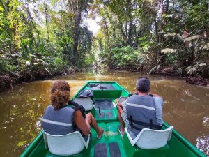 Canales de Tortuguero en Costa Rica rodeados de selva tropical