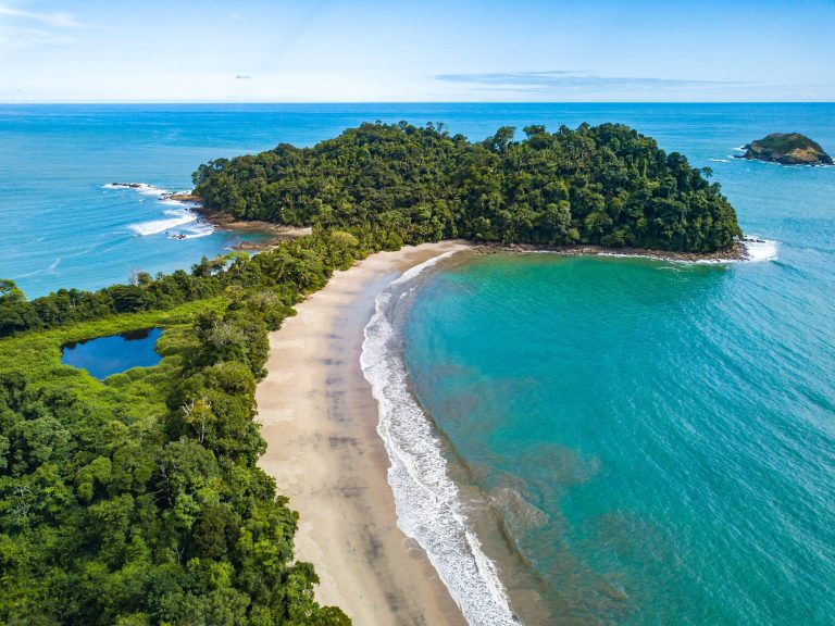 Playa y selva tropical del Parque Nacional Manuel Antonio