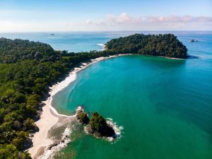 Playa de Manuel Antonio en Costa Rica rodeada de naturaleza