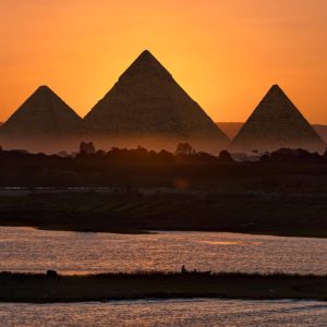 Pirámides de Giza al atardecer durante un viaje a Egipto de 11 días con extensión a playas del Mar Rojo.