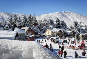 Bariloche en invierno con nieve y lago Nahuel Huapi