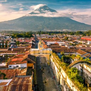 Antigua Guatemala con el Volcán de Agua al fondo. Viaje desde Uruguay America Central acompañado grupal Mac Travel Viajes