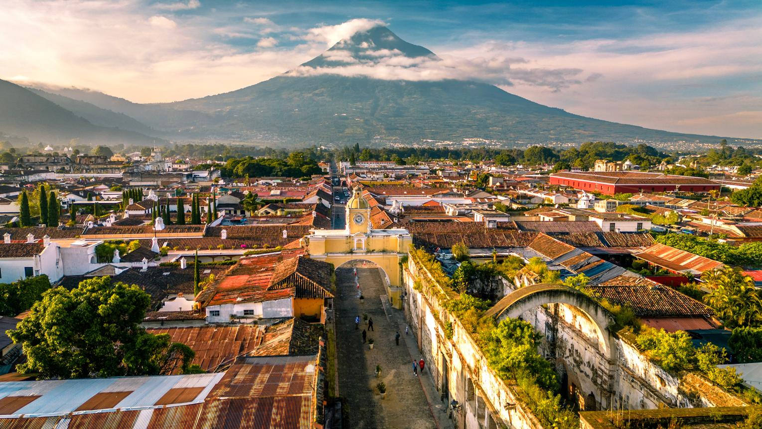 Antigua Guatemala con el Volcán de Agua al fondo. Viaje desde Uruguay America Central acompañado grupal Mac Travel Viajes
