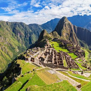 Machu Picchu en Cusco, Perú, rodeado de montañas andinas