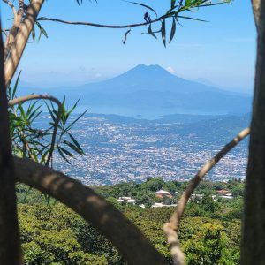 Vista del Lago de Coatepeque y volcán de Santa Ana en El Salvador