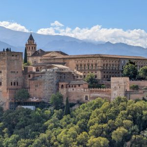 Alhambra de Granada al atardecer con vista panorámica de la ciudad en Andalucía