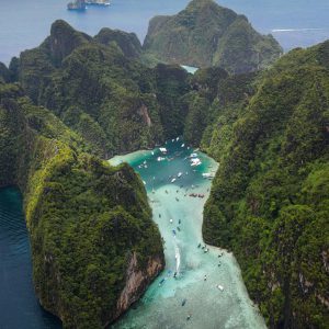 Barco tradicional long tail en las playas tropicales de Krabi en Tailandia
