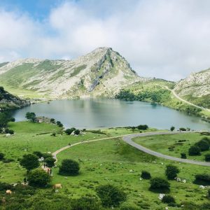 Lagos de Covadonga en el Parque Nacional de los Picos de Europa, rodeados de montañas y paisajes verdes de Asturias.
