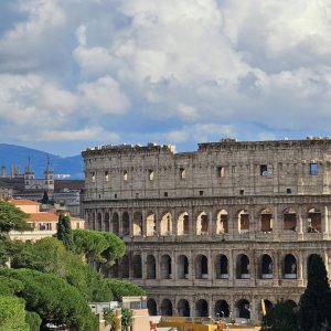 Coliseo en Roma al atardecer durante un viaje a Italia