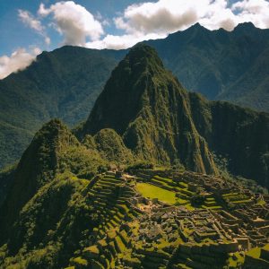 Vista panorámica de Machu Picchu con Huayna Picchu y montañas andinas en Cusco Perú