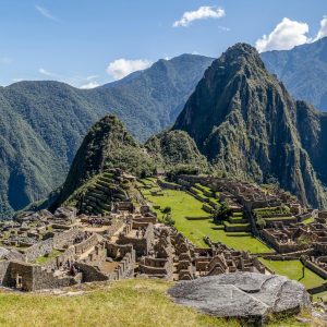 Machu Picchu panorámico con montañas andinas y neblina en Cusco Perú