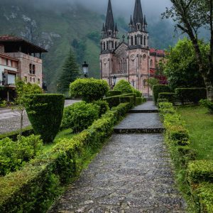 Lagos de Covadonga y montañas de los Picos de Europa en Asturias
