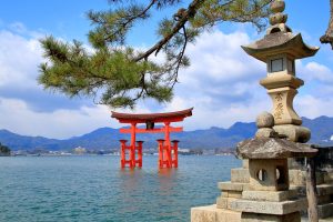 : Santuario Itsukushima y torii flotante en Miyajima Camino de Kumano