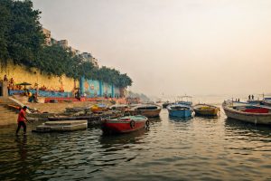 Ceremonia tradicional en el río Ganges en Varanasi India y Nepal