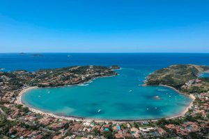 Playa Ferradura en Búzios, Brasil, rodeada de naturaleza.