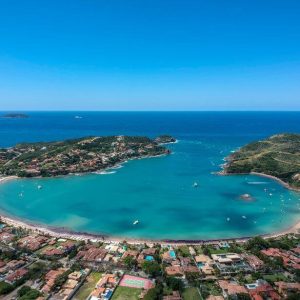 Playa de Búzios Brasil con aguas cristalinas y paisaje tropical