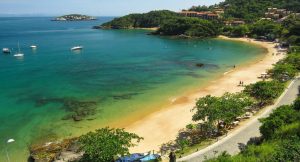 Playa João Fernandes en Búzios, Brasil, de aguas cristalinas.