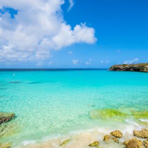 Playa Kenepa Grandi en Curazao con aguas turquesas.