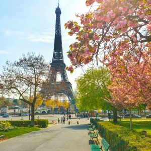 Torre Eiffel en París al atardecer con vista panorámica de la ciudad