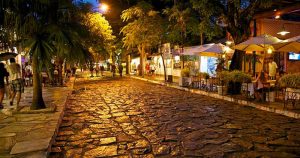 Rua das Pedras en Buzios Brasil con restaurantes y tiendas