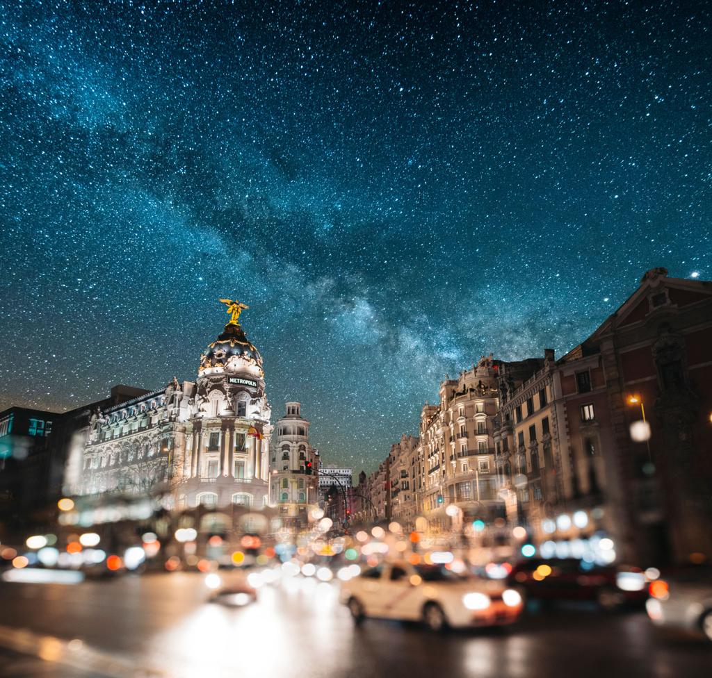 Gran Vía de Madrid iluminada durante un recorrido por España.