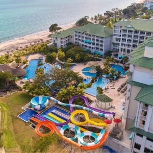 Hotel todo incluido en Panamá frente a la playa con piscinas y palmeras tropicales