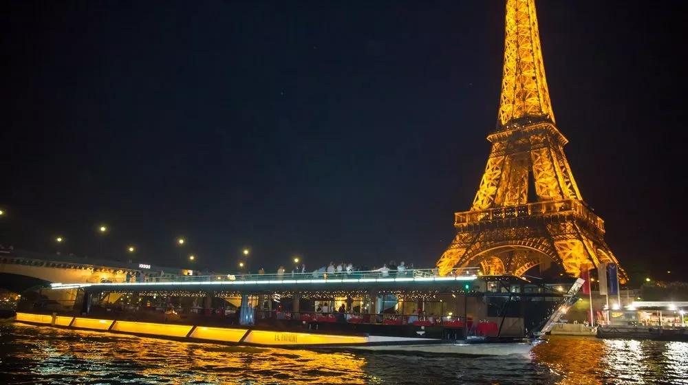 Crucero por el río Sena con vistas a los monumentos de París