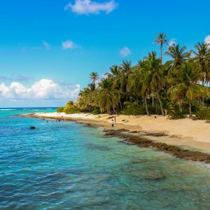 Panamá y San Blas con playa paradisíaca de arena blanca y aguas cristalinas en el Caribe.
