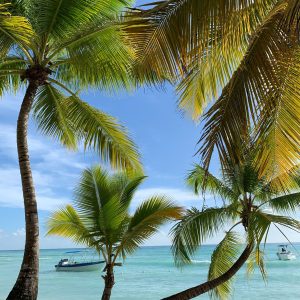 Playa Bávaro en Punta Cana con arena blanca y mar turquesa.