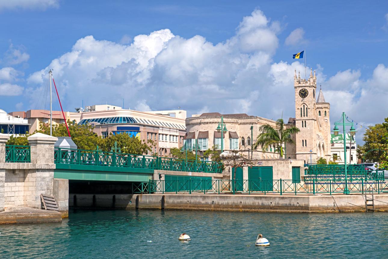 Centro histórico de Bridgetown con edificios coloniales y puerto tradicional de Barbados.