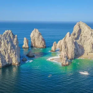Playa El Médano en Los Cabos con arena dorada y aguas cristalinas
