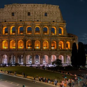 El Coliseo iluminado al atardecer en Roma, Italia.