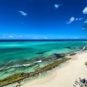 Crane Beach en Barbados con arena blanca, acantilados y aguas turquesas durante el amanecer.