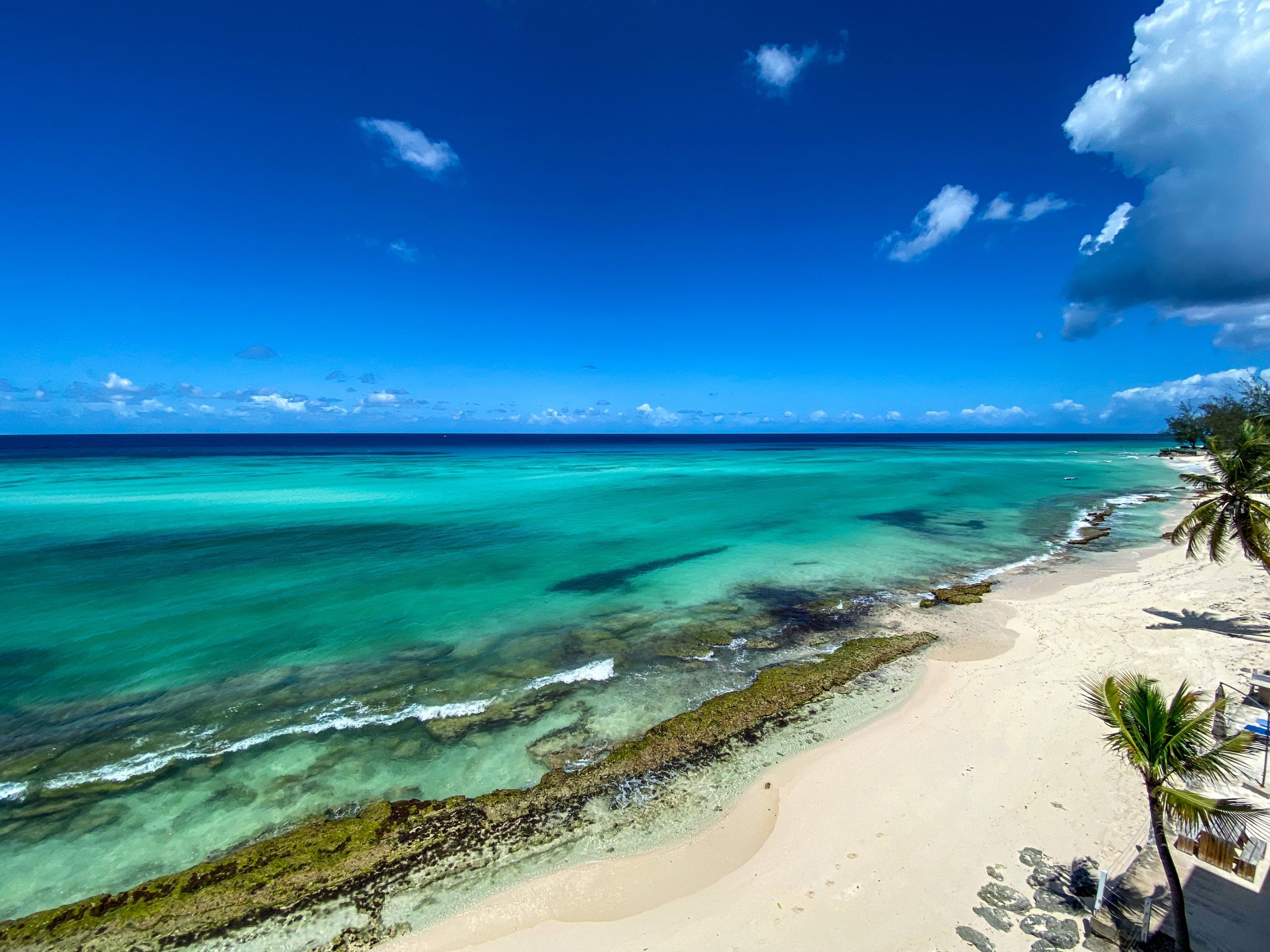 Crane Beach en Barbados con arena blanca, acantilados y aguas turquesas durante el amanecer.