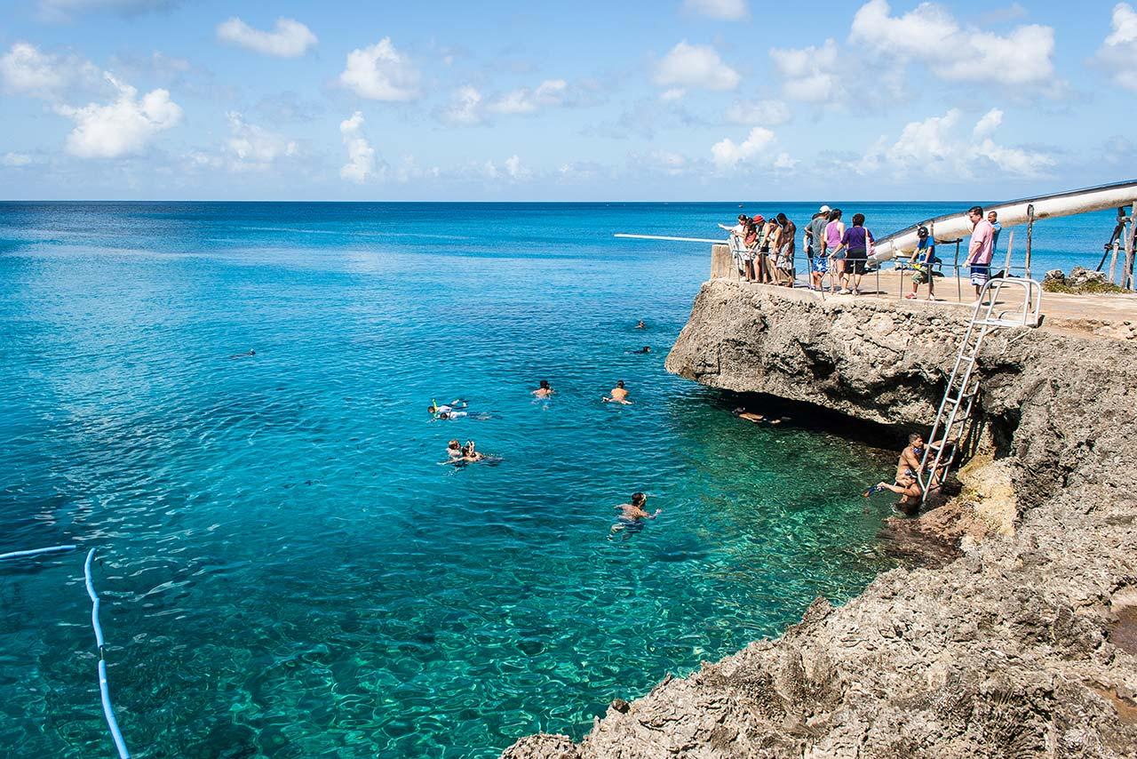 West View en San Andrés con plataformas sobre aguas cristalinas del Caribe.