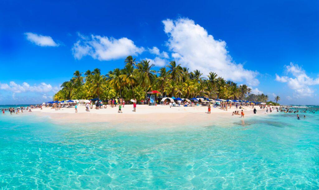 Johnny Cay en San Andrés con palmeras, arena blanca y aguas turquesas del Caribe.