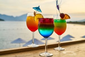 Caipiriña brasileña frente a una playa tropical de Brasil