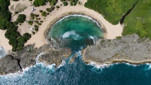 Playa Parguito en Isla Margarita Venezuela con aguas turquesas