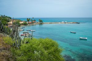 Playa El Agua en Isla Margarita con arena blanca y mar Caribe