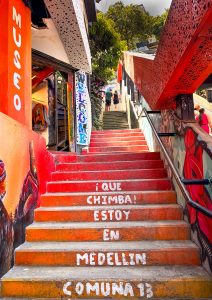 Medellín Colombia Comuna 13 calles coloridas Bogotá AROMAS DE COLOMBIA, CON EJE CAFETERO