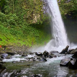Catarata La Fortuna durante un viaje a Costa Rica