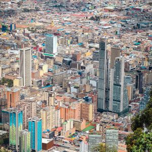 Paisaje montañoso de Colombia con naturaleza tropical
