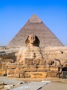Gran Esfinge de Giza junto a las pirámides de Egipto