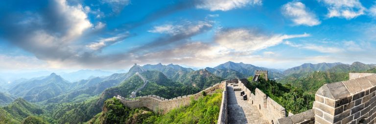 Gran Muralla China rodeada de montañas y paisajes naturales