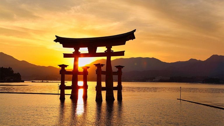 Gran torii del Santuario Itsukushima sobre el mar en Miyajima, Japón