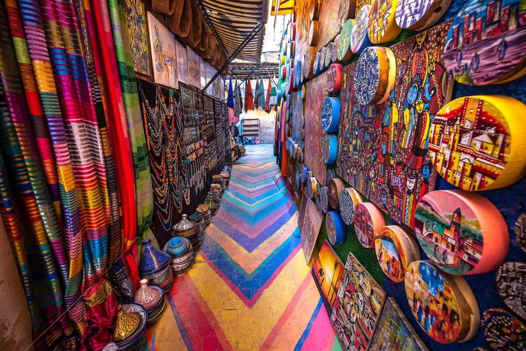 Calles y comercios tradicionales de la medina de Fez, Marruecos.