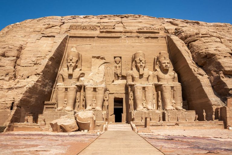 Templo de Abu Simbel con estatuas de Ramsés II en Egipto